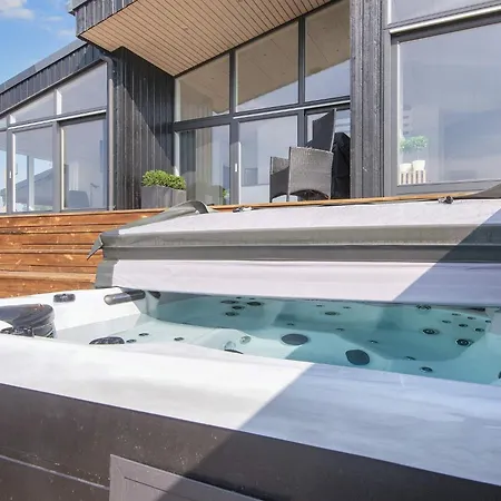 6 Person Holiday In أبينرا